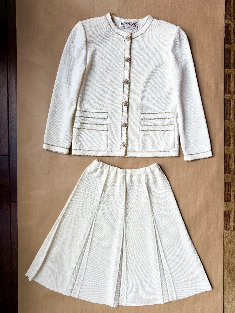 Vintage CASTLEBERRY Knit SKIRT & BLAZER SUIT Size 6 SMALL White Gold Trim Button